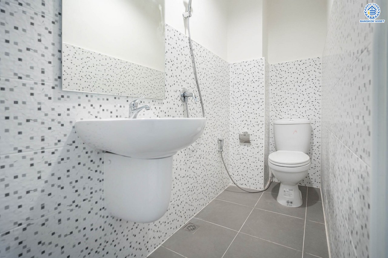 บ้านมือสองตกแต่งใหม่ โครงการ ลานทอง ติวานนท์-ปากเกร็ด เนื้อที่ 40 ตร.ว. ฟังก์ชัน 3 ห้องนอน 2 ห้องน้ำ จอดรถได้ 2คัน บนทำเลทองเดินทางสะดวกติด ถ.ติวานนท์ ใกล้ห้าแยกปากเกร็ด เมืองทองธานี, เซ็นทรัลแจ้งวัฒนะ รถไฟฟ้าสายสีชมพู "สถานีปากเกร็ด" และจุดขึ้นทางด่วน "แจ้งวัฒนะ"